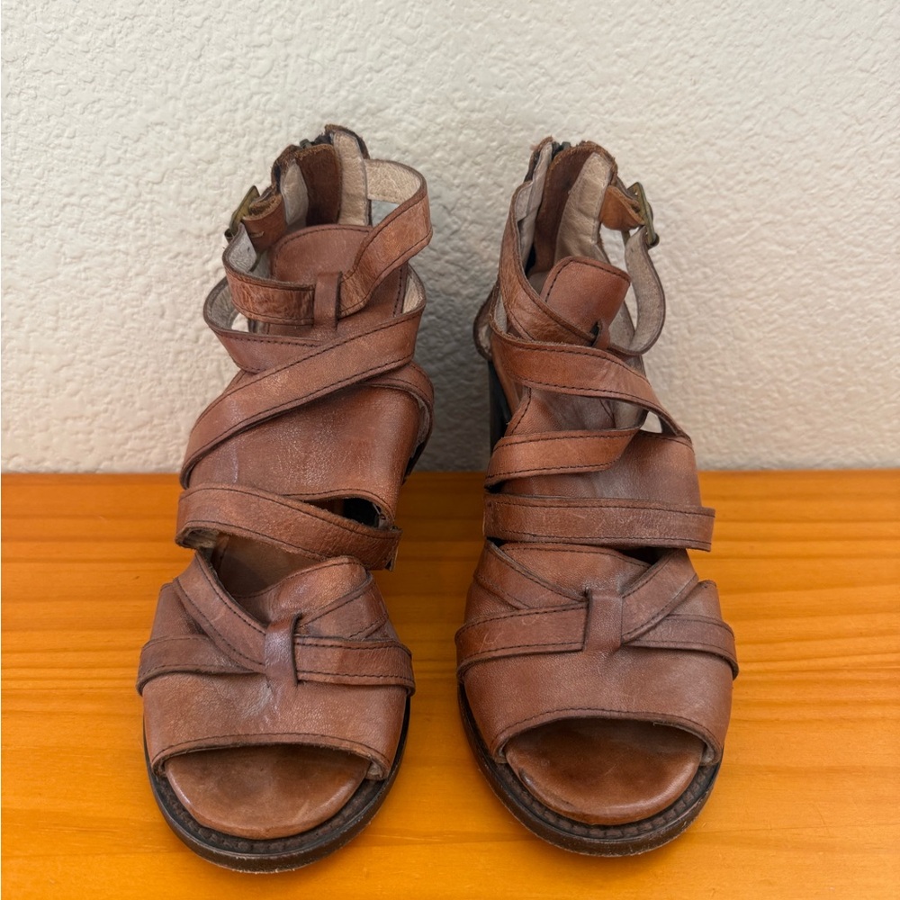 Freebird By Steven Claw Sandals Heels Distressed Women 9 White Wash Dusty Brown - Picture 2 of 8